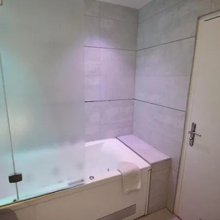 Le France Centre Bed and Breakfast 5*